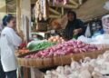 Harga Sejumlah Bahan Pokok di Jepara Mulai Naik Jelang Ramadhan 34 Tampak pedagang di salah satu pasar di Jepara sedang melayani pembeli. (Tomi Budianto/Lingkarjateng.id)
