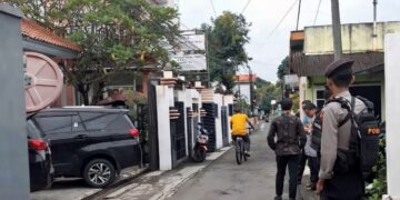 Aparat kepolisian menjaga proses penggeledahan rumah Kepala DPUTR Pati, Riyoso, oleh tim penyidik KPK, Jumat, 27 Februari 2026. (Lingkarjateng.id)