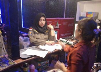 Petugas Satpol PP Rembang memperingatkan pelaku usaha kafe karaoke yang masih bandel buka saat bulan Ramadhan, Selasa malam, 24 Februari 2026. (Vicky Rio/Lingkarjateng.id)