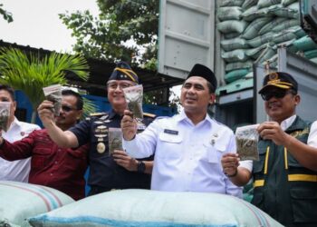 Kasus Penyelundupan 90,2 Ton Kratom, Wagub Jateng Dukung Penegakan Hukum 25 Wakil Gubernur Jawa Tengah, Taj Yasin Maimoen (kedua kanan), menghadiri konferensi pers pengungkapan kasus penyelundupan kratom di Tempat Penimbunan Pabean Bea Cukai Tanjung Emas, Kota Semarang pada Rabu, 25 Februari 2026. (dok for Lingkarjateng.id)