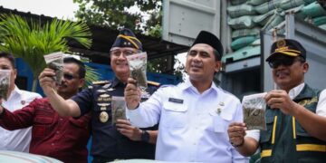 Kasus Penyelundupan 90,2 Ton Kratom, Wagub Jateng Dukung Penegakan Hukum 16 Wakil Gubernur Jawa Tengah, Taj Yasin Maimoen (kedua kanan), menghadiri konferensi pers pengungkapan kasus penyelundupan kratom di Tempat Penimbunan Pabean Bea Cukai Tanjung Emas, Kota Semarang pada Rabu, 25 Februari 2026. (dok for Lingkarjateng.id)