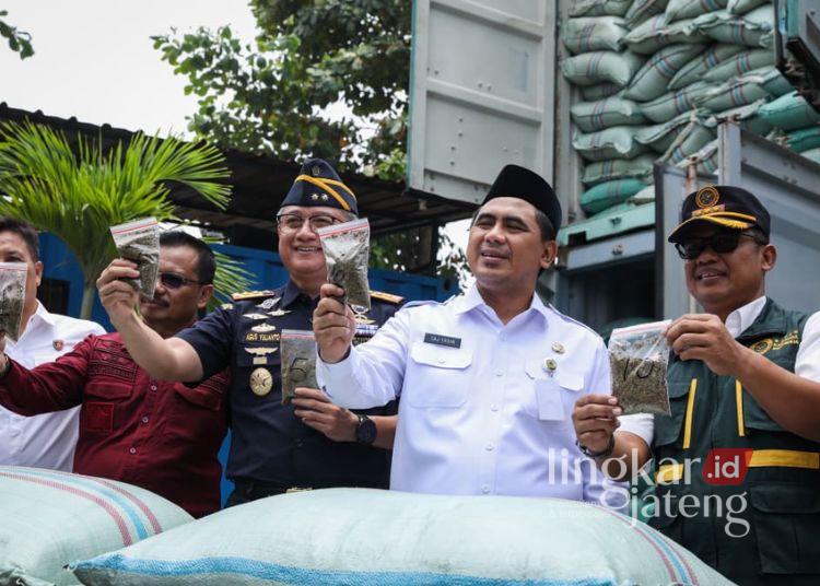 Kasus Penyelundupan 90,2 Ton Kratom, Wagub Jateng Dukung Penegakan Hukum 25 Wakil Gubernur Jawa Tengah, Taj Yasin Maimoen (kedua kanan), menghadiri konferensi pers pengungkapan kasus penyelundupan kratom di Tempat Penimbunan Pabean Bea Cukai Tanjung Emas, Kota Semarang pada Rabu, 25 Februari 2026. (dok for Lingkarjateng.id)