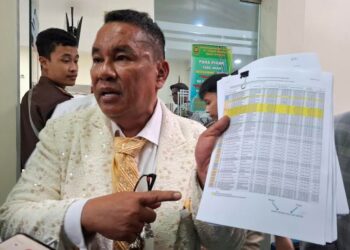 Kuasa hukum dua petinggi PT Sri Rejeki Isman Tbk (Sritex), Hotman Paris Hutapea, usai sidang di Pengadilan Negeri Semarang pada Senin, 9 Februari 2026 sore. (Rizky Syahrul/Lingkarjateng.id)