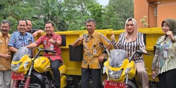 Bupati Pekalongan Fadia Arafiq bersama Wakil Bupati Sukirman menjajal armada pengangkut sampah yang diserahkan kepada lembaga dan kelompok masyarakat di halaman Dinas Perkim LH Kabupaten Pekalongan, Kamis, 5 Februari 2026. (Fahri Akbar/Lingkarjateng.id)