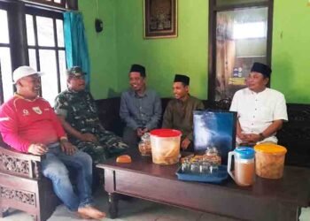 Camat Patean, Kabupaten Kendal, Muh Syamsudluha Tantomi bersama rombongan saat mengunjungi rumah salah satu tokoh di Kendal, Minggu (15/2). (Anik Kustiani/Lingkarjateng.id)