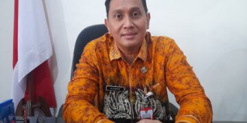 Kepala Badan Kesbangpol, Alfebian Yulando, saat diwawancarai di ruang kerjanya, Selasa, 24 Februari 2026. (Anik Kustiani/Lingkarjateng.id)