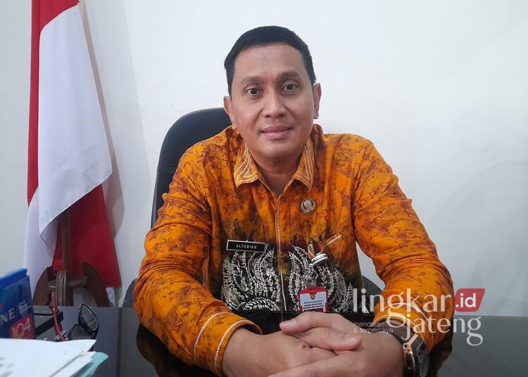 Badan Kesbangpol Kendal Perkuat Peran Dukung Visi Misi Bupati 25 Kepala Badan Kesbangpol, Alfebian Yulando, saat diwawancarai di ruang kerjanya, Selasa, 24 Februari 2026. (Anik Kustiani/Lingkarjateng.id)