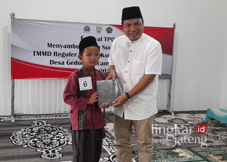 TMMD ke-127 di Desa Gedong Kendal Perkuat Nilai Keislaman Anak Lewat Festival TPQ 25 Kepala Dispermasdes Kendal Yanuar Fatoni menyerahkan kitab suci al-qur'an kepada peserta Festival TPQ yang menjadi program nonfisik TMMD Reguler ke-127 di Desa Gedong, Kecamatan Patean, Kabupaten Kendal, Minggu, 15 Februari 2026. (Anik Kustiani/Lingkarjateng.id)