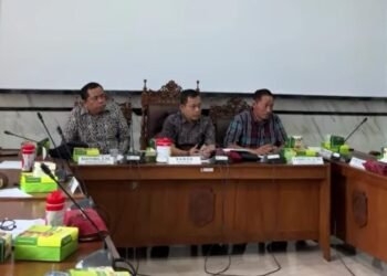 Komisi A DPRD Kabupaten Pati saat rapat kerja bersama Dinas Kependudukan dan Pencatatan Sipil (Disdukcapil) baru-baru ini. (LingkarJatengGroup Network/Lingkarjateng.id)
