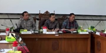 Raker Bersama Disdukcapil, DPRD Pati Minta Kualitas Layanan Adminduk Ditingkatkan 10 Komisi A DPRD Kabupaten Pati saat rapat kerja bersama Dinas Kependudukan dan Pencatatan Sipil (Disdukcapil) baru-baru ini. (LingkarJatengGroup Network/Lingkarjateng.id)