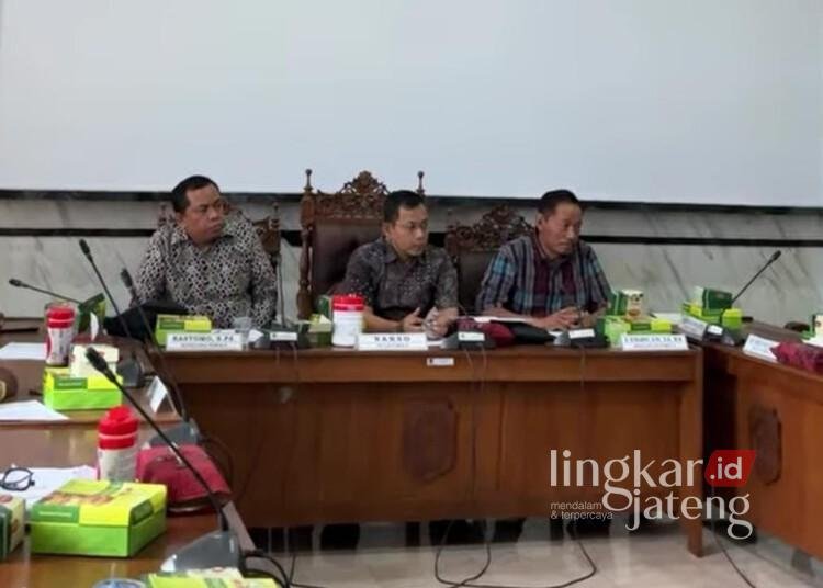 Raker Bersama Disdukcapil, DPRD Pati Minta Kualitas Layanan Adminduk Ditingkatkan 25 Komisi A DPRD Kabupaten Pati saat rapat kerja bersama Dinas Kependudukan dan Pencatatan Sipil (Disdukcapil) baru-baru ini. (LingkarJatengGroup Network/Lingkarjateng.id)