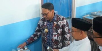 Ketua Satgas MBG sekaligus Plt Bupati Pati, Risma Ardhi Chandra, meninjau fasilitas SPPG Yayasan Masda Putra Abadi di Desa Pegandan Kecamatan Margorejo pada Jumat, 6 Februari 2026. (Lingkarnews Network)