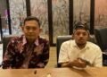 Kepala Cabang BRI Kudus, Yudhiarto (kiri), didampingi Koordinator Panitia Dandangan,  Anjas Pramono, saat memberikan klarifikasi kepada awak media, Kamis (19/2). (Nisa Hafizhotus Syarifa/Lingkarjateng.id)
