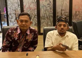 Kepala Cabang BRI Kudus, Yudhiarto (kiri), didampingi Koordinator Panitia Dandangan,  Anjas Pramono, saat memberikan klarifikasi kepada awak media, Kamis (19/2). (Nisa Hafizhotus Syarifa/Lingkarjateng.id)