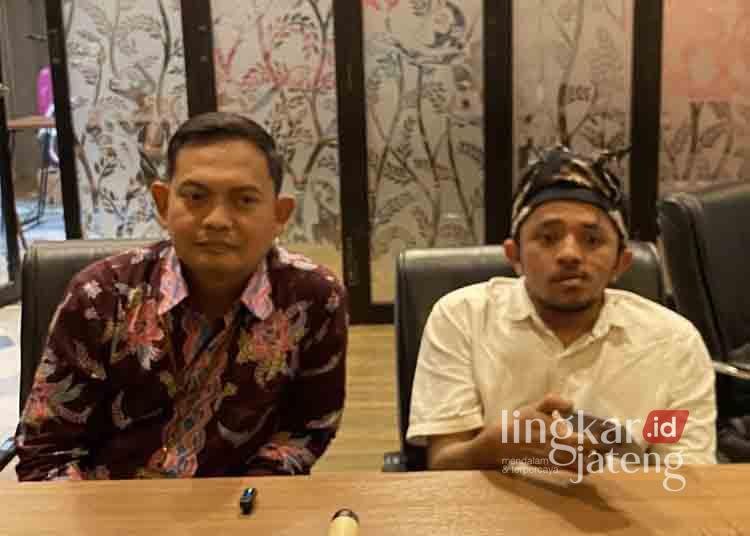 Isu Jual Beli Data Pribadi PKL Dandangan Kudus, Panitia dan BRI Beri Klarifikasi 25 Kepala Cabang BRI Kudus, Yudhiarto (kiri), didampingi Koordinator Panitia Dandangan, Anjas Pramono, saat memberikan klarifikasi kepada awak media, Kamis (19/2). (Nisa Hafizhotus Syarifa/Lingkarjateng.id)