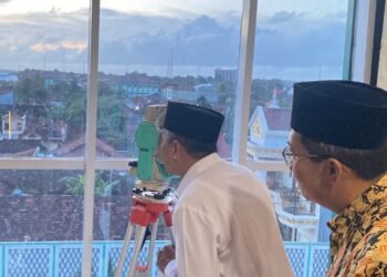 Kepala Kantor Kementerian Agama Kabupaten Kudus, Shony Wardana dan beberapa perukyat Kemenag Kudus saat memantau Hilal di MAN 2 Kudus pada Selasa, 17 Februari 2026 petang. (Fahtur Rohman/Lingkarjateng.id)