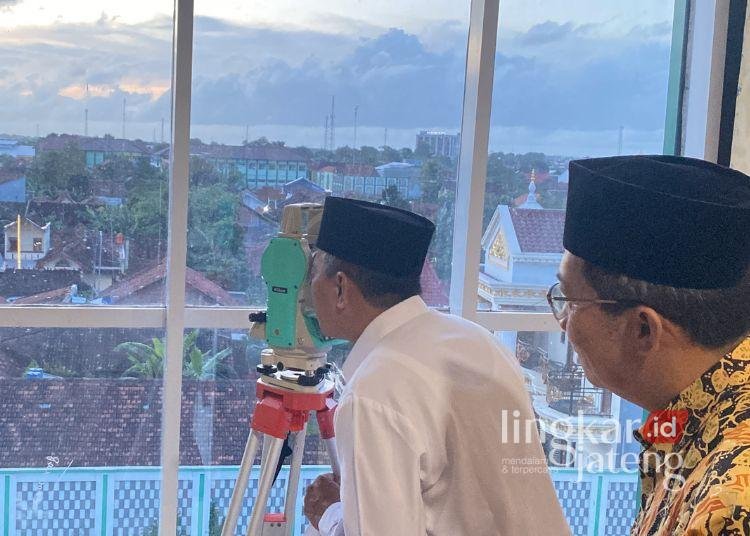 Hilal Tidak Terlihat di Kudus, Awal Ramadhan 1447 H Diprediksi 19 Februari 25 Kepala Kantor Kementerian Agama Kabupaten Kudus, Shony Wardana dan beberapa perukyat Kemenag Kudus saat memantau Hilal di MAN 2 Kudus pada Selasa, 17 Februari 2026 petang. (Fahtur Rohman/Lingkarjateng.id)