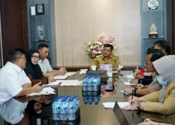 RAPAT: Pengurus Dekranasda dan Kepala Dinas Perindustrian dan Ketenagakerjaan saat rakor pelaksanaan kurasi produk kerajinan di Ruang Kerja Wali Kota Salatiga, Senin, 23 Februari 2026. (Prokompim Setda Salatiga/Lingkarjateng.id)