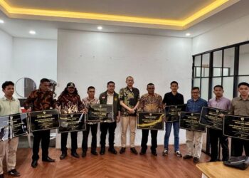 Penyerahan Plakat Desa Migran Emas kepada 10 desa di Sulawesi Selatan yang digelar di Kabupaten Gowa, Jumat, 7 Februari 2025. (Dok. for Lingkatjateng.id)