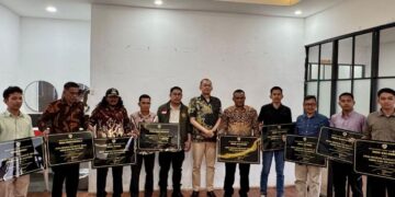 Penyerahan Plakat Desa Migran Emas kepada 10 desa di Sulawesi Selatan yang digelar di Kabupaten Gowa, Jumat, 7 Februari 2025. (Dok. for Lingkatjateng.id)