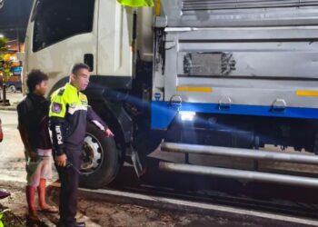 OLAH TKP: Petugas Satlantas Polres Salatiga memeriksa truk yang terlibat kecelakaan di jalan lingkar selatan pada Kamis, 12 Februari 2026 malam. (Humas Polres Salatiga/Lingkarjateng.id)