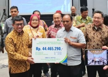 Anggota Komisi IX DPR RI, Muh Haris, menyalurkan santunan jaminan sosial ketenagakerjaan saat kunjungan kerja spesifik di Kawasan Ekonomi Khusus (KEK) Industropolis Batang, Kabupaten Batang, Jawa Tengah, Kamis, 12 Februari 2026. (Lingkarjateng.id)