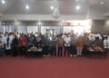 Anggota Komisi IX DPR RI dari Fraksi Partai Keadilan Sejahtera (PKS), Muh Haris, berfoto bersama peserta sosialisasi program MBG di Kabupaten Kendal, Minggu, 8 Februari 2026. (Anik Kustiani/Lingkarjateng.id)
