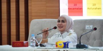 Bupati Kendal, Dyah Kartika Permanasari, menyampaikan materi orientasi PPPK terkait visi misi serta arah kebijakan pembangunan Kabupaten Kendal di Gedung Abdi Praja Setda Kendal, Rabu 4 Januari 2026. (Anik Kustiani/Lingkarjateng.id)