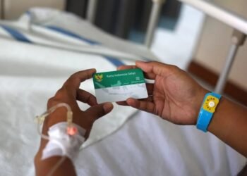 Ilustrasi: Pasien menunjukkan kartu Program Jaminan Kesehatan Nasional (JKN). (Antara/Lingkarjateng.id)