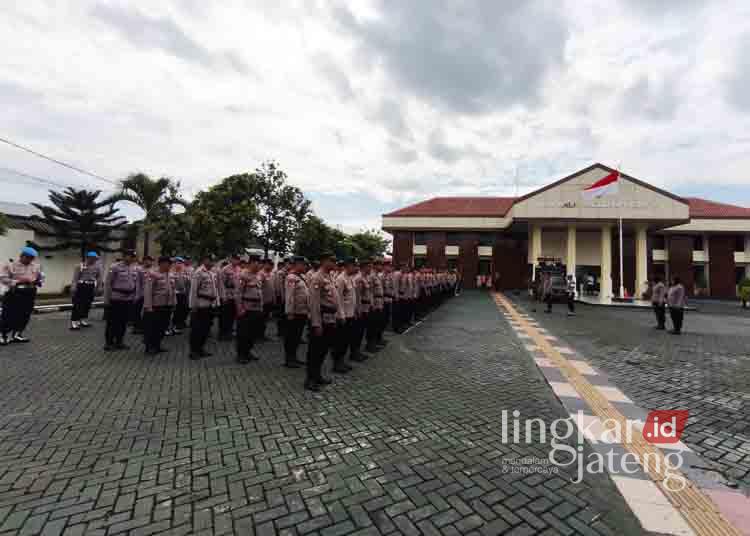 Polresta Sebut Pengamanan Sidang ke-7 Botok-Teguh Atas Permintaan PN Pati 25 Tampak ratusan personel Polresta Pati yang disiagakan untuk mengamankan proses sidang ke-7 Botok dan Taguh di PN Pati pada Senin, 2 Februari 2026 kemarin. (Linkarnews Network)