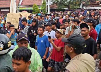Ratusan warga dari Desa Karangjompo, Tegaldowo, Mulyorejo, dan Pacar memadati halaman Kantor Kecamatan Tirto, Kabupaten Pekalongan, untuk menuntut penanganan banjir secara serius, Senin (9/2). (Fahri Akbar/Lingkarjateng.id)