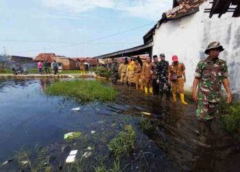 Komandan Kodim 0710/Pekalongan Letkol Arm Ihalauw Garry Herlambang bersama jajaran saat meninjau langsung lokasi sasaran program TMMD di Kelurahan Bandengan, Kecamatan Pekalongan Utara, Selasa (10/2). (Fahri Akbar/Lingkarjateng.id)