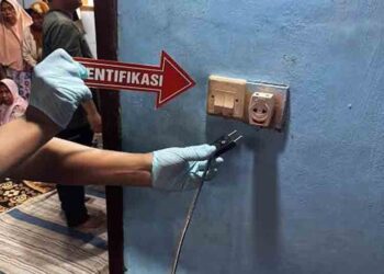 Petugas kepolisian melakukan olah TKP di rumah korban tersengat listrik, Desa Kulu, Kecamatan Karanganyar, Kabupaten Pekalongan, Senin (23/02). (Fahri Akbar/Lingkarjateng.id)