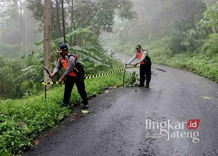 Dishub Pekalongan Petakan Jalur Alternatif Hadapi Mudik Lebaran 2026 25 Petugas Dinas Perhubungan Kabupaten Pekalongan saat memasang penanda di ruas jalan yang berpotensi mengalami longsor dan ambles, beberapa waktu lalu. (Fahri Akbar/Lingkarjateng.id)