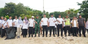 Kegiatan penanam puluhan pohon di Pantai Tirta Samudera Bandengan dalam memperingati Hari Peduli Sampah Nasional (HPSN) Tingkat Kabupaten Jepara pada Selasa, 24 Februari 2026. (Tomi Budianto/Lingkarjateng.id)