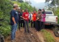 Bupati Kendal  Dyah Kartika Permanasari  bersama rombongan meninjau lokasi terdampak longsor di lereng Gunung Prau Desa Gentinggunung, Kecamatan Sukorejo, Kabupaten Kendal pada Kamis, 5 Februari 2026. (Anik Kustiani/Lingkarjateng.id)