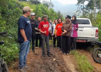Pemkab Kendal Kerja Bakti Bareng Warga Bersihkan Longsoran Lereng Gunung Prau