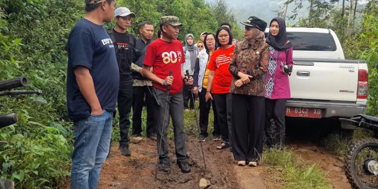 Pemkab Kendal Kerja Bakti Bareng Warga Bersihkan Longsoran Lereng Gunung Prau