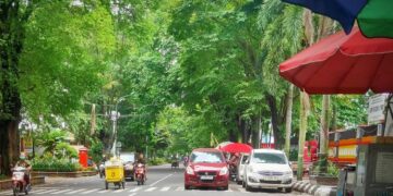 Pemkab Pati Sediakan Rp20 M Revitalisasi Jalan Sudirman, Areal Parkir Dipindah? 10 POTRET: Suasana lalu lintas di Jalan Sudirman, Kabupaten Pati. (Lingkarnews Network)