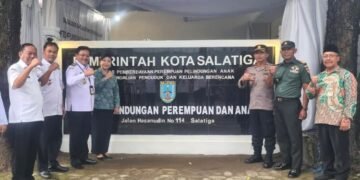 LAUNCHING KANTOR: Wali Kota Salatiga Robby Hernawan (ketiga kiri) meluncurkan operasionalisasi UPTD PPA di Jalan Hasanudin, Rabu, 18 Februari 2026. (Prokompim Setda Salatiga/Lingkarjateng.id)