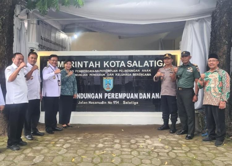 Pemkot Salatiga Bentuk UPTD PPA Tangani Kasus Kekerasan Perempuan dan Anak 25 LAUNCHING KANTOR: Wali Kota Salatiga Robby Hernawan (ketiga kiri) meluncurkan operasionalisasi UPTD PPA di Jalan Hasanudin, Rabu, 18 Februari 2026. (Prokompim Setda Salatiga/Lingkarjateng.id)