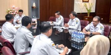 Wali Kota Salatiga Robby Hernawan berdialog dengan Kepala UPPD Samsat Kota Salatiga, Amar Ustadi terkait kebijakan pajak kendaraan bermotor di ruang kerjanya, Rabu, 25 Februari 2026. (Prokompim Setda Salatiga/Lingkarjateng.id)