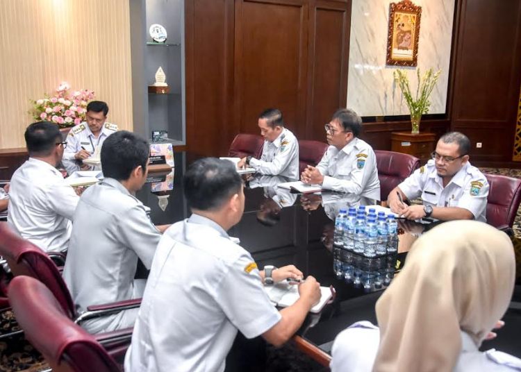 Pemkot Salatiga Buka Opsi Pemutihan Pajak Kendaraan Bermotor 25 Wali Kota Salatiga Robby Hernawan berdialog dengan Kepala UPPD Samsat Kota Salatiga, Amar Ustadi terkait kebijakan pajak kendaraan bermotor di ruang kerjanya, Rabu, 25 Februari 2026. (Prokompim Setda Salatiga/Lingkarjateng.id)