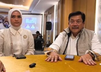 KONFERENSI PERS: Wali Kota Robby Hernawan didampingi Wakil Wali Kota Nina Agustin menyampaikan kondisi BPR Salatiga setelah Dirut berinisial DS ditetapkan tersangka kasus dugaan korupsi pada Senin, 9 Februari 2026.( Angga Rosa/Lingkarjateng.id)