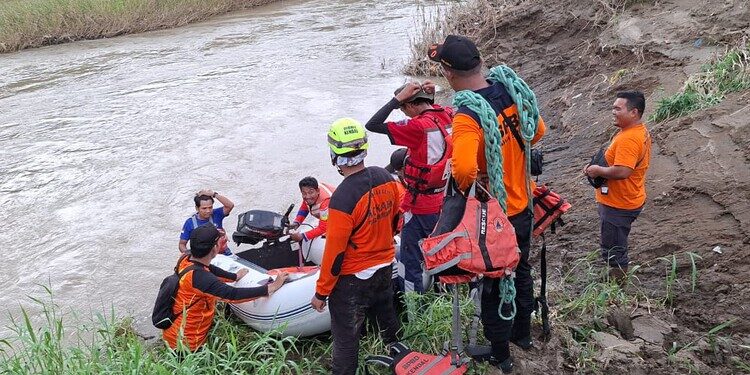 Tim BPBD Kendal melakukan pencarian warga yang hanyut di Sungai Bodri turut Desa Tegorejo, Kecamatan Pegandon, Kabupaten Kendal, Sabtu, 7 Februari 2026. (Anik Kustiani/Lingkarjateng.id)