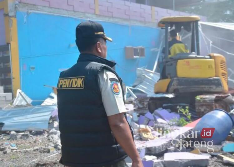 Hakim Tolak Gugatan Pengusaha soal Penertiban Kafe Karaoke di Pantai Sigandu Batang 25 Proses pembongkaran kafe dan tempat karaoke ilegal di kawasan Pantai Sigandu, Kabupaten Batang, pada Rabu, 9 Juli 2025 lalu. (Humas Pemkab Batang/Lingkarjateng.id)