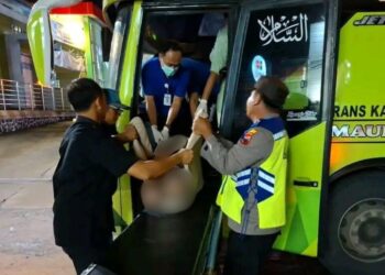 EVAKUASI: Tim kepolisian mengevakuasi jenazah penumpang bus Kalingga Jaya di Terminal Pecangaan, Kabupaten Jepara, Senin, 2 Februari 2026 dini hari. (Tomi Budianto/Lingkarjateng.id)