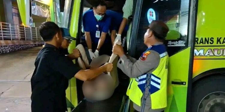 EVAKUASI: Tim kepolisian mengevakuasi jenazah penumpang bus Kalingga Jaya di Terminal Pecangaan, Kabupaten Jepara, Senin, 2 Februari 2026 dini hari. (Tomi Budianto/Lingkarjateng.id)
