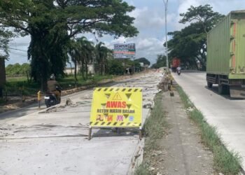 Beranda 83 POTRET: Papan peringatan di titik lokasi perbaikan jalan pantura turut wilayah Trengguli, Kabupaten Demak. (M. Burhanuddin Aslam/Lingkarjateng.id)
