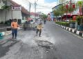 Pekerja menambal lubang di salah satu ruas jalan di Kabupaten Jepara, Jumat, 6 Februari 2026. (Tomi Budianto/Lingkarjateng.id)
